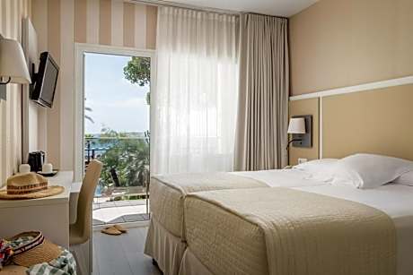 Double or Twin Room with and Pool and Sea View (3 adults)