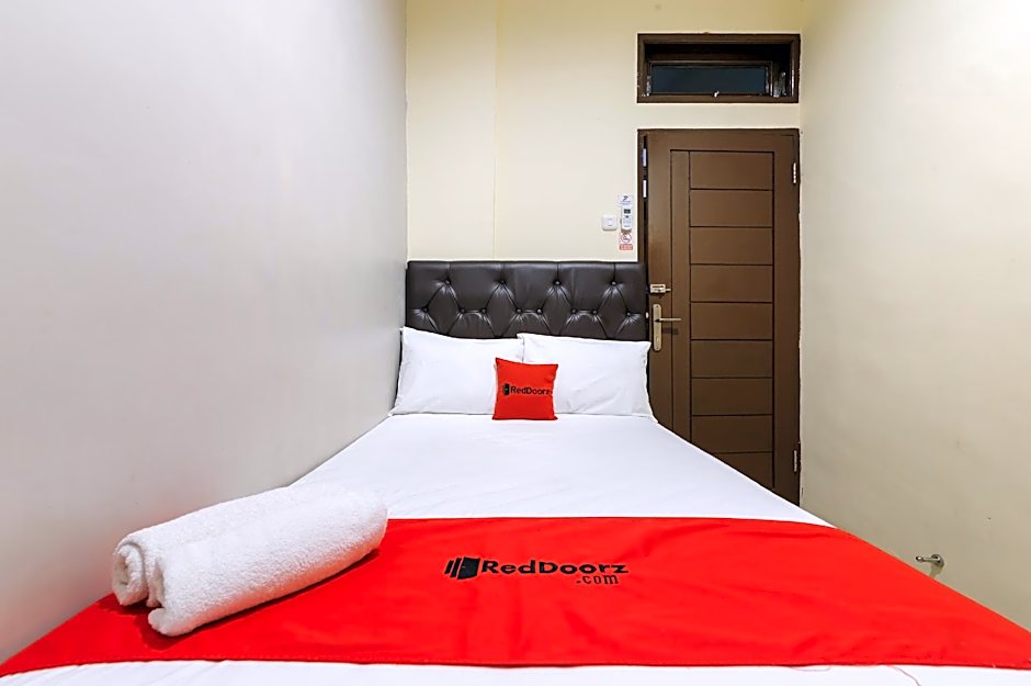 RedDoorz near Waterpark Citra Garden Medan