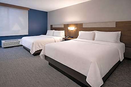 Standard Queen Room with Two Queen Beds and Tub - Mobility/Communications Accessible