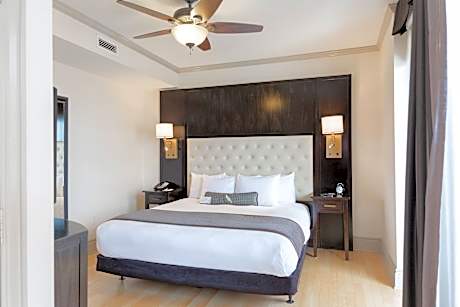 2 Bedroom Executive Suite, 2 Bedroom Suite, Bedroom 1: 1 King, Bedroom 2: 2 Queen