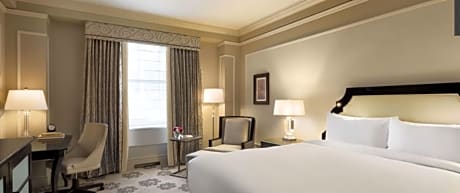 FAIRMONT GOLD 1 QUEEN, Executive Lounge with breakfast and evening canapes, 350SF, 32SM