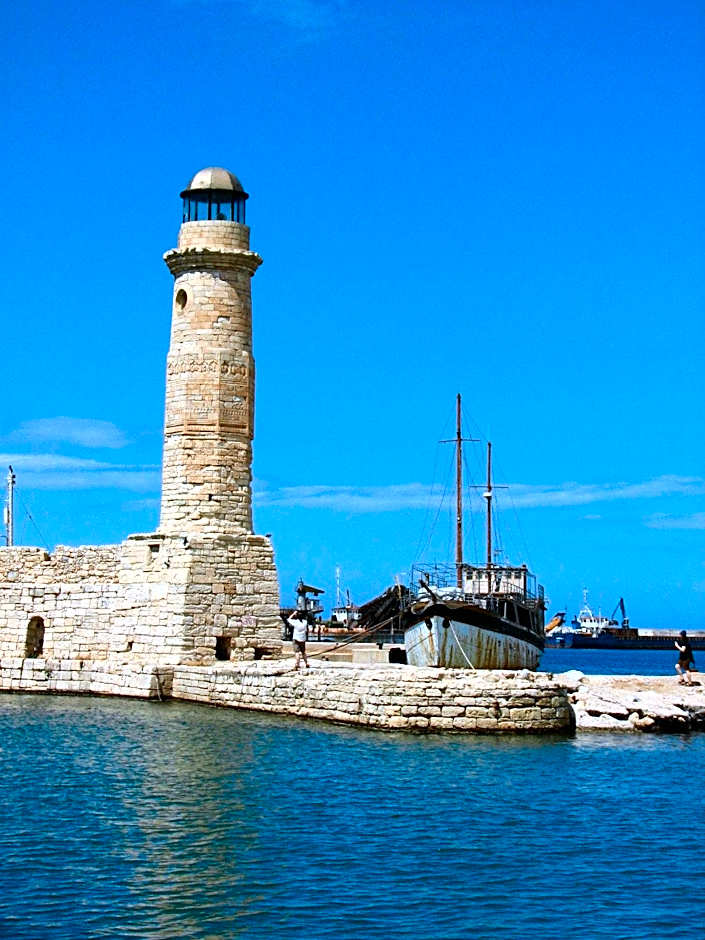 Leonidas Hotel & Apartments