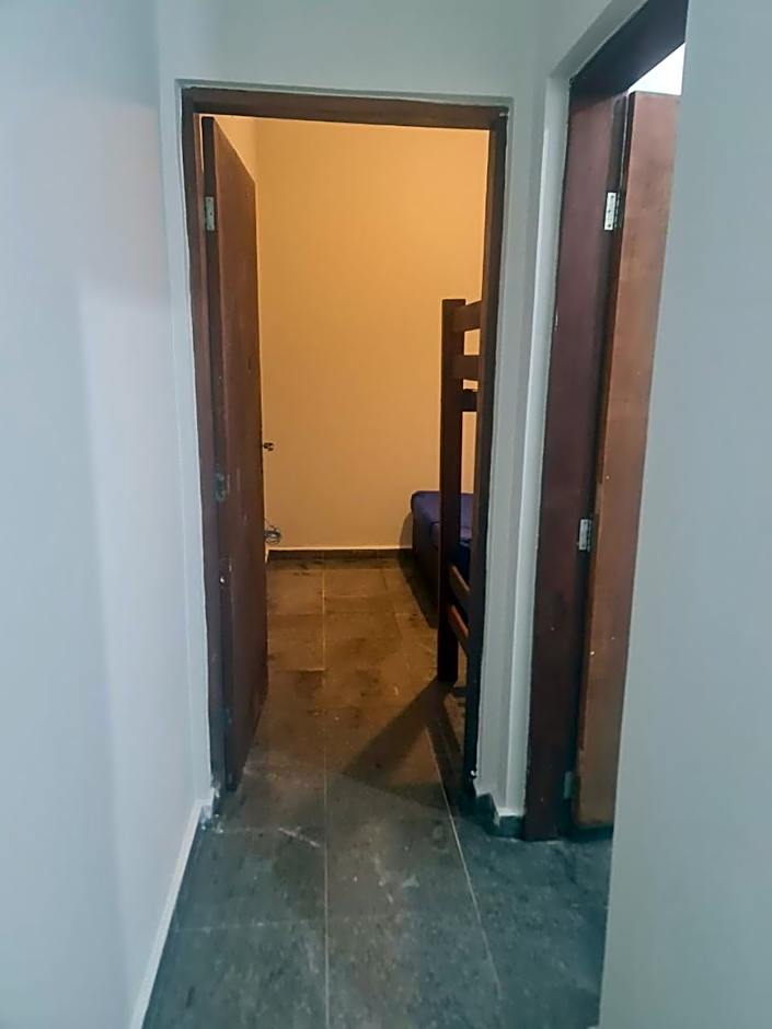 Chale com ar 2 quadras da praia da Enseada