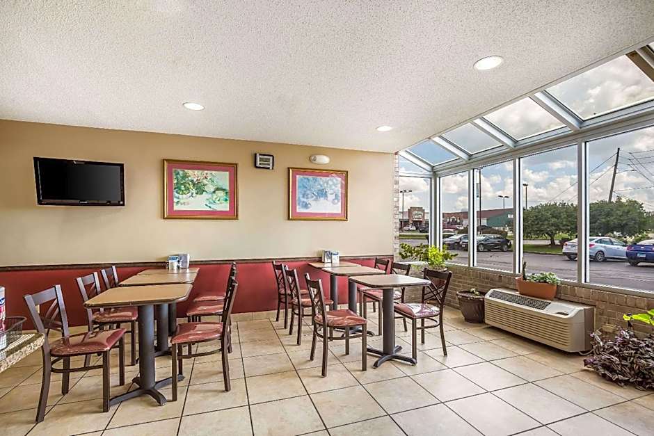 Econo Lodge Inn & Suites Fairview Heights - St. Louis
