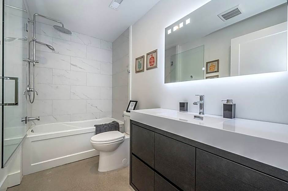 Huronia Luxury Lakefront Views & Game Room!