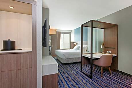 Large King Studio with Trundle Bed - Hearing Accessible