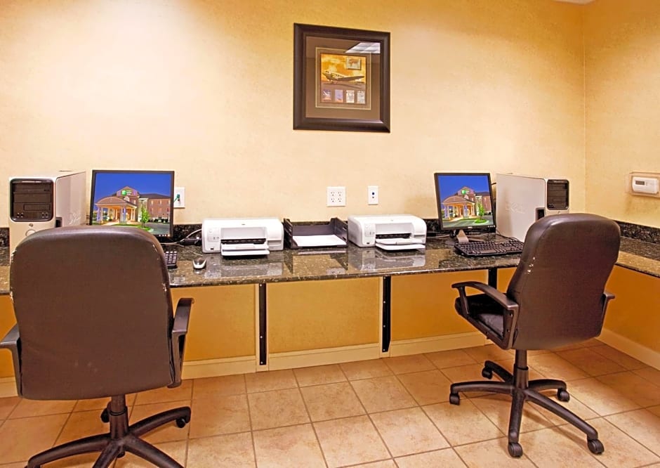 Holiday Inn Express Hotel & Suites Wichita Airport, an IHG Hotel