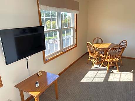 Honeymoon Suite One King Sofa Sleeper