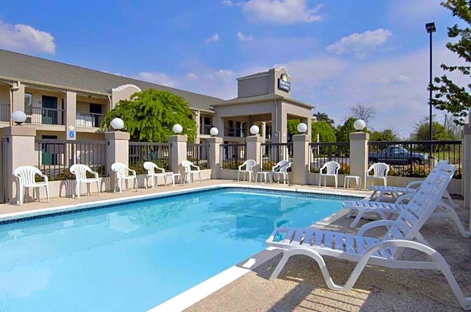 Days Inn & Suites by Wyndham Fort Valley