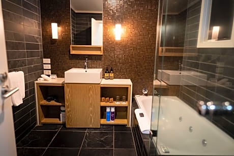 Contemporary Spa Cabin (1 Queen Bed and 1 Twin Bed)