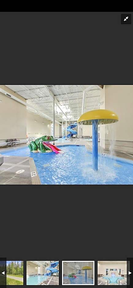 Canmore Mountain Retreat. Hot Tub, Pool, King Bed!