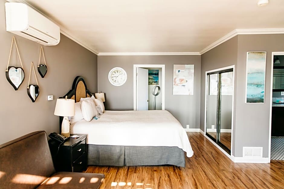 Seaside Laguna Inn & Suites