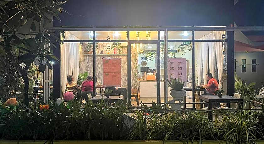 Manora Apartments and Guest House