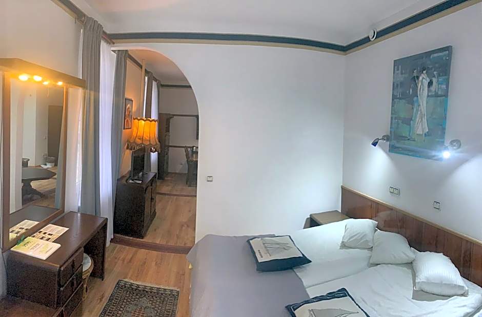 NB hotel with free parking