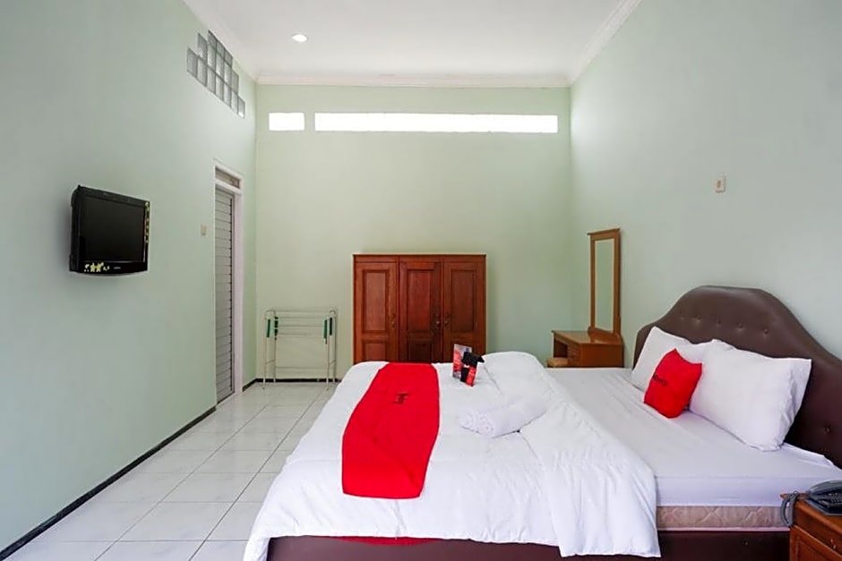 RedDoorz Plus near Stadion Wijaya Kusuma