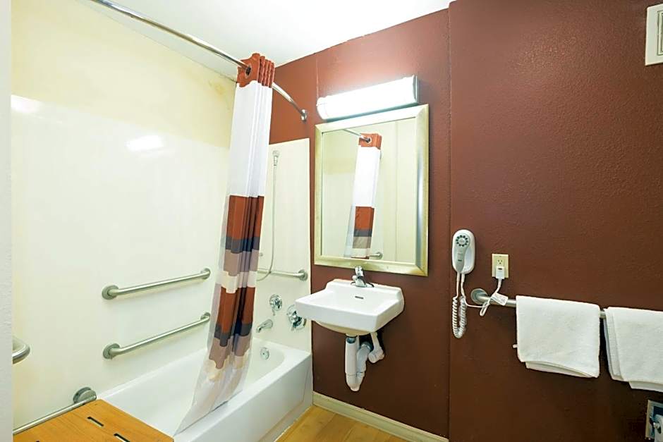 Red Roof Inn - Cincinnati Sharonville