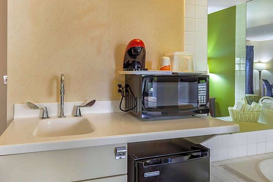 Econo Lodge Inn & Suites