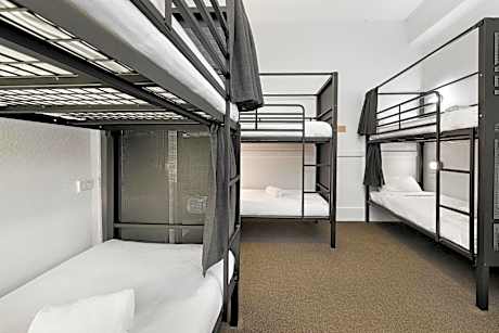 Bed in 6-Bed Mixed Dormitory Room with Shared Bathroom