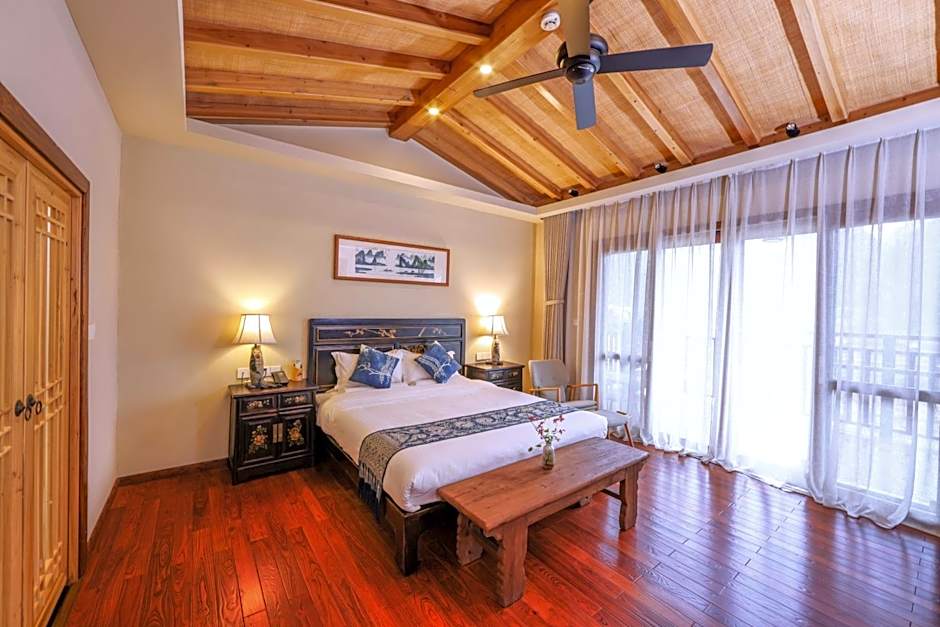 Yangshuo Tea Cozy-Free one way pick up service over 4 nights, English speaking, Yulong river location,Laundry service,Swimming pool, Bicycle rent