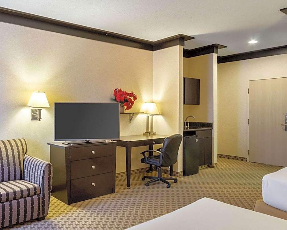 Quality Inn & Suites Oakwood Village - Cleveland South