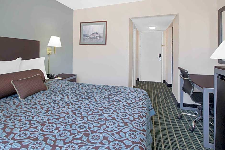 Days Inn by Wyndham Market Center Dallas