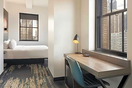 Corner King Room with City View