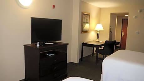 Queen Room with Two Queen Beds and Bath Tub - Mobility Accessible/Non-Smoking