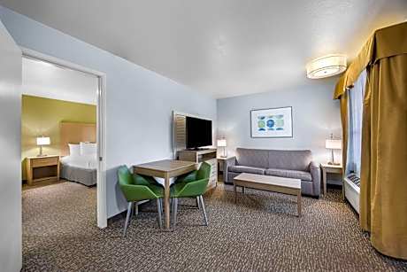 King Suite with Spa Bath and Wet Bar - Non-Smoking