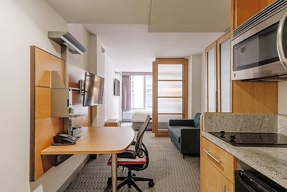 The Jewel, a Club Quarters Hotel, Opposite Rockefeller Center