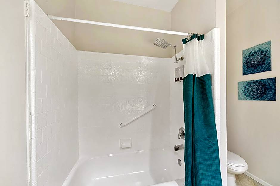 Beverly Hills Chic 2 bed 2bath with Patio and Parking 309