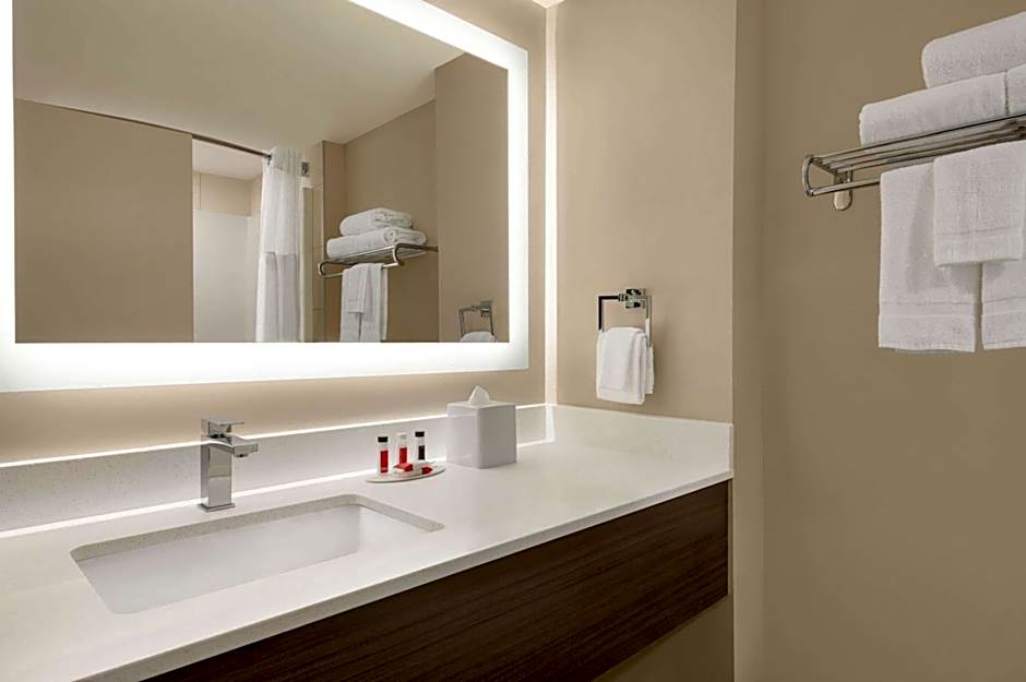 Super 8 by Wyndham Thompson