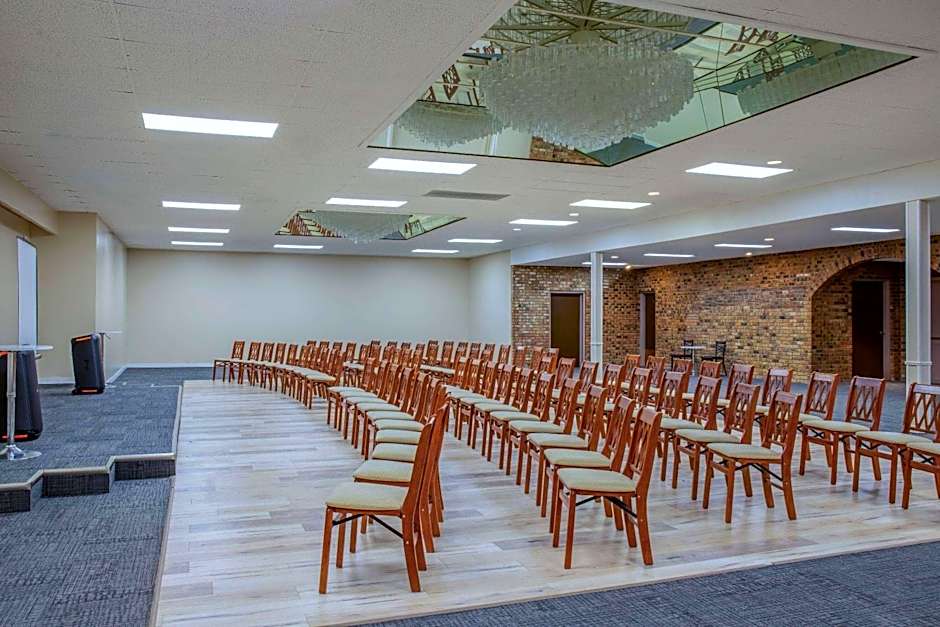 Days Inn & Conference Centre by Wyndham Cranbrook