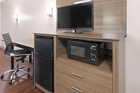 One-Bedroom Junior King Suite - Non-Smoking