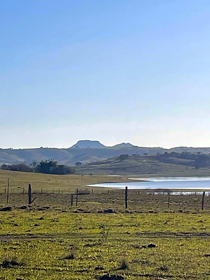 Casa com Piscina na Represa de Carlópolis