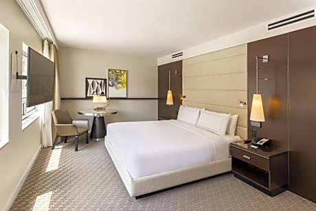 Premium King Room with Accessible Tub - Mobility and Hearing Access