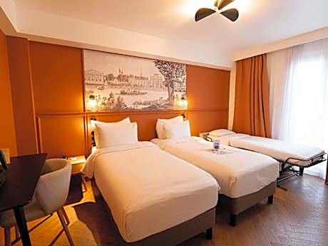 Classic Room - 1 large bed or twin beds and 1 single sofa bed