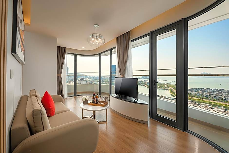 DeLaSea Ha Long Hotel - Modern Bayview Escape 