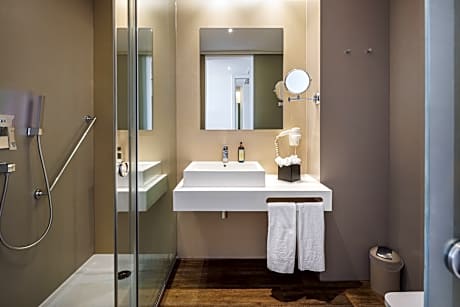 SUPERIOR RIVER VIEW ROOM