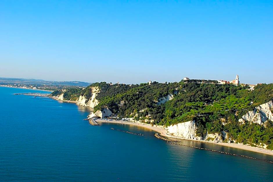 Green Garden Village con piscina, spiaggia riservata e parcheggio