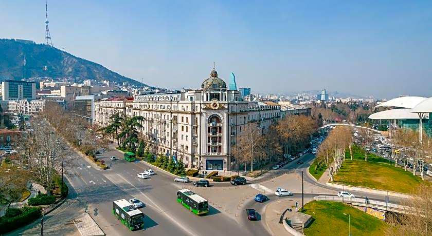 Zorba&Bond Hotel on the 8th