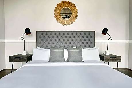 One-Bedroom Apartment with King Bed - Non-Smoking