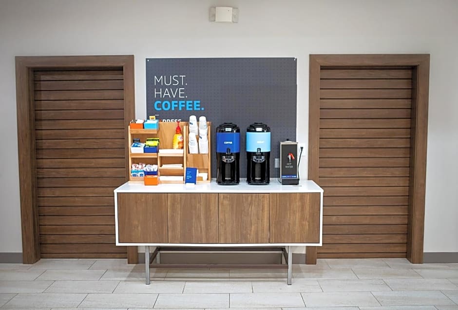 Holiday Inn Express Hotel & Suites Center By IHG
