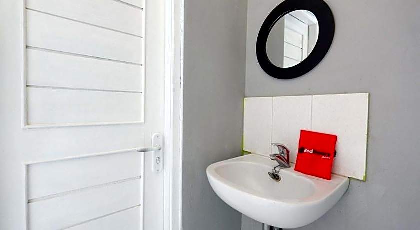 RedDoorz near Solo Square 3