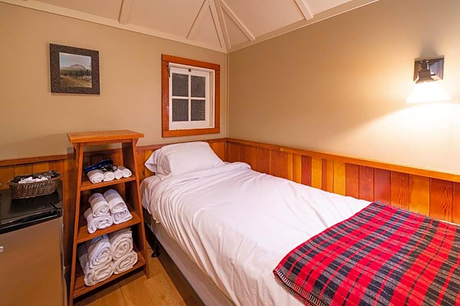 Johnston Canyon Lodge & Bungalows