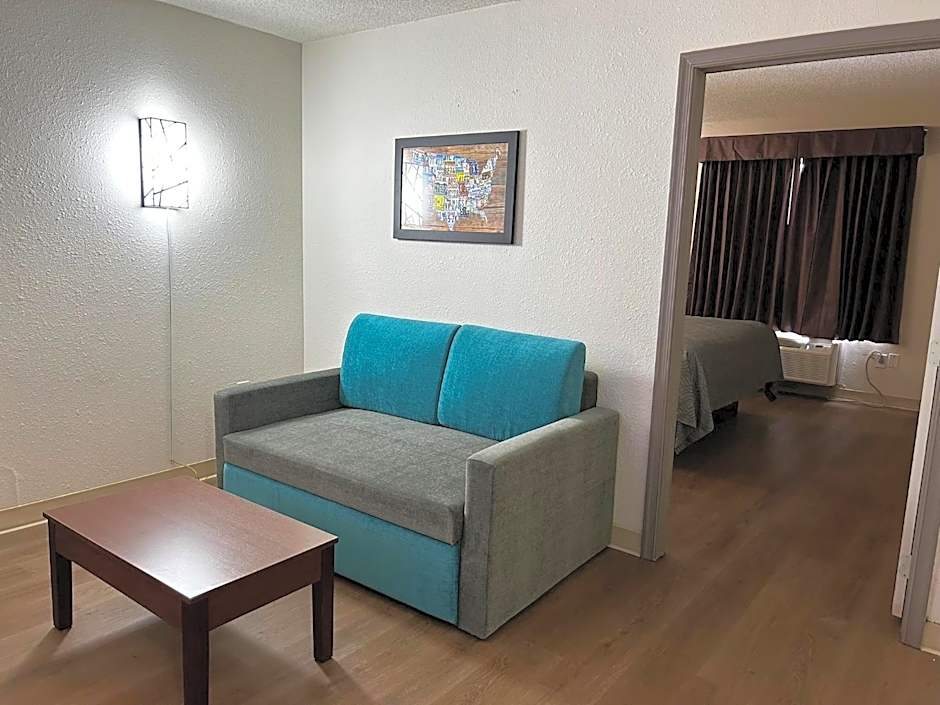 Econo Lodge Inn & Suites
