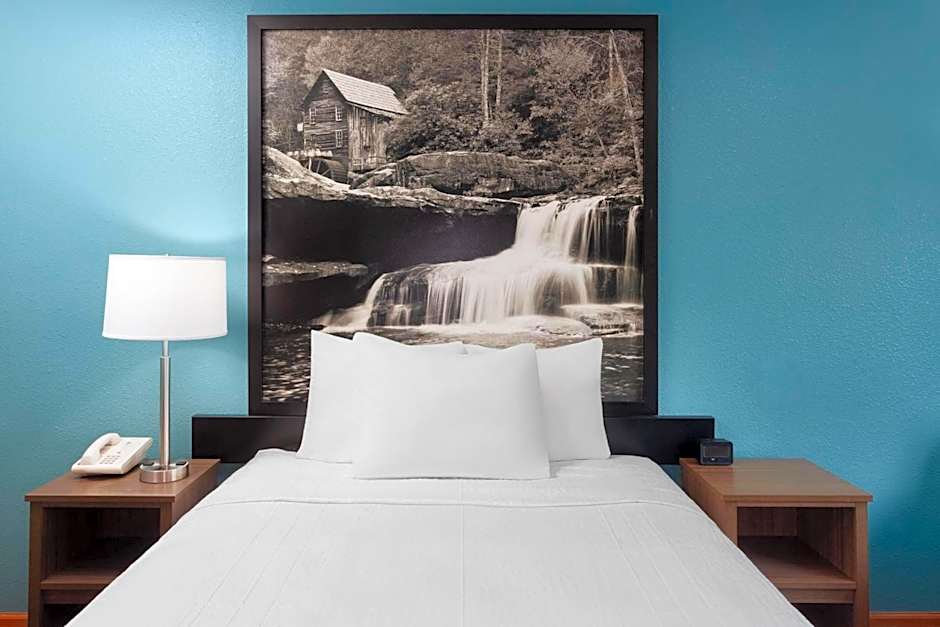 Super 8 by Wyndham McHenry/Fox Lake Area