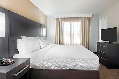 Accessible, 1 Bedroom Suite, 1 Queen