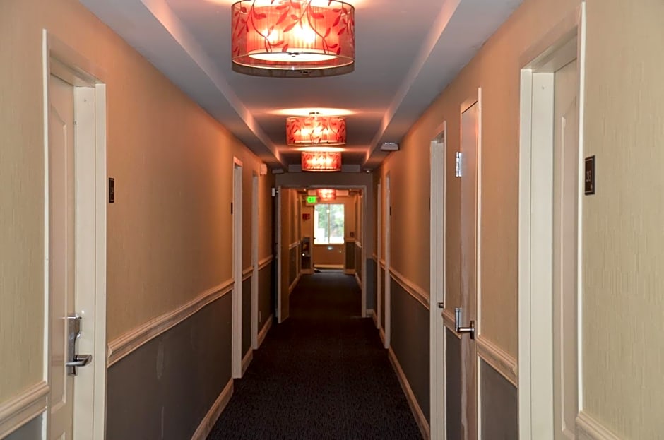 Aashram Hotel by Niagara River