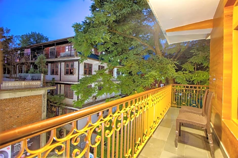 Goroomgo Samiru Manali 