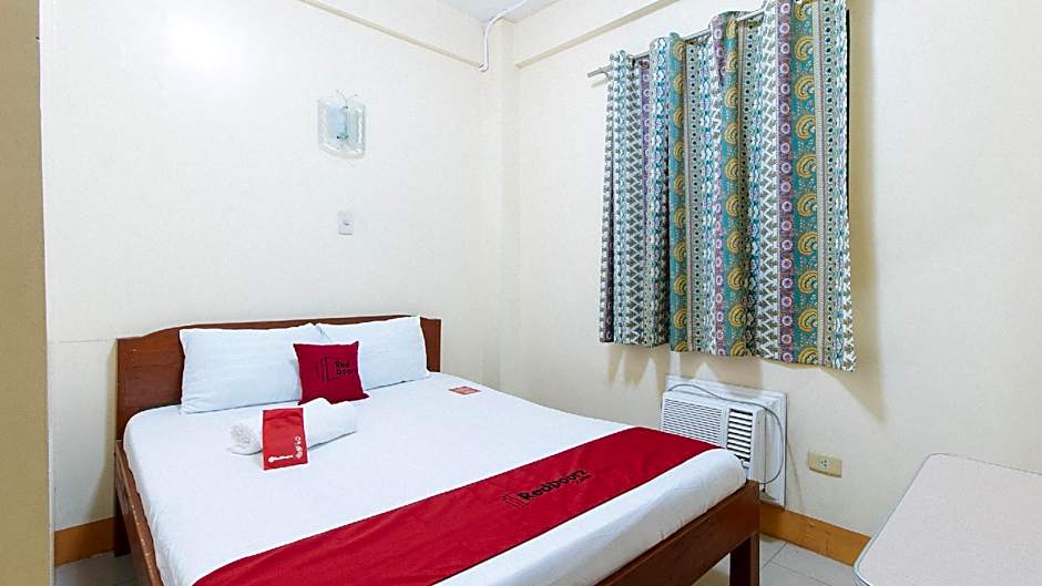 RedDoorz @ Golden Park Inn La Union